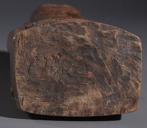 Kuba - Repubblica democratica del Congo : Nello stile di Scultura antropomorfa di Re Kuba seduto a gambe incrociate in legno duro a patina chiara  - Asta Asta 444 | AFRICA, OCEANIA E AMERICHE - ARTIGIANATO AFRICANO: VARI COMMITTENTI E SELEZIONE DALLA COLLEZIONE BARTOLOMUCCI Online - Associazione Nazionale - Case d'Asta italiane