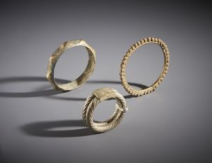 AUTORI VARI : Lotto composto da 6 bracciali in vari materiali metallici di differenti qualit, dimensione, epoca e zona di provenienza  - Asta Asta 444 | AFRICA, OCEANIA E AMERICHE - ARTIGIANATO AFRICANO: VARI COMMITTENTI E SELEZIONE DALLA COLLEZIONE BARTOLOMUCCI Online - Associazione Nazionale - Case d'Asta italiane