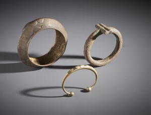 AUTORI VARI : Lotto composto da 6 bracciali in vari materiali metallici di differenti qualit, dimensione, epoca e zona di provenienza  - Asta Asta 444 | AFRICA, OCEANIA E AMERICHE - ARTIGIANATO AFRICANO: VARI COMMITTENTI E SELEZIONE DALLA COLLEZIONE BARTOLOMUCCI Online - Associazione Nazionale - Case d'Asta italiane