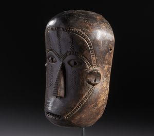 Ngbaka - Repubblica democratica del Congo : Nello stile di Maschera antropomorfa in legno duro a patina marrone  - Asta Asta 444 | AFRICA, OCEANIA E AMERICHE - ARTIGIANATO AFRICANO: VARI COMMITTENTI E SELEZIONE DALLA COLLEZIONE BARTOLOMUCCI Online - Associazione Nazionale - Case d'Asta italiane