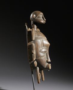 Senufo - Costa d'Avorio/Mali/Burkina Faso : Nello stile di Maschera antropozoomorfa in legno duro a patina marrone chiaro  - Asta Asta 444 | AFRICA, OCEANIA E AMERICHE - ARTIGIANATO AFRICANO: VARI COMMITTENTI E SELEZIONE DALLA COLLEZIONE BARTOLOMUCCI Online - Associazione Nazionale - Case d'Asta italiane