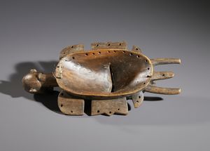 Senufo - Costa d'Avorio/Mali/Burkina Faso : Nello stile di Maschera antropozoomorfa in legno duro a patina marrone chiaro  - Asta Asta 444 | AFRICA, OCEANIA E AMERICHE - ARTIGIANATO AFRICANO: VARI COMMITTENTI E SELEZIONE DALLA COLLEZIONE BARTOLOMUCCI Online - Associazione Nazionale - Case d'Asta italiane