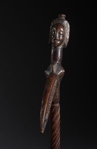 Bwa - Mali/Burkina Faso : Nello stile di Bastone-insegna di rango con figure antropozoomorfe in legno duro a patina marrone  - Asta Asta 444 | AFRICA, OCEANIA E AMERICHE - ARTIGIANATO AFRICANO: VARI COMMITTENTI E SELEZIONE DALLA COLLEZIONE BARTOLOMUCCI Online - Associazione Nazionale - Case d'Asta italiane