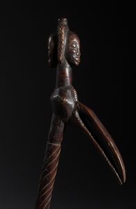 Bwa - Mali/Burkina Faso : Nello stile di Bastone-insegna di rango con figure antropozoomorfe in legno duro a patina marrone  - Asta Asta 444 | AFRICA, OCEANIA E AMERICHE - ARTIGIANATO AFRICANO: VARI COMMITTENTI E SELEZIONE DALLA COLLEZIONE BARTOLOMUCCI Online - Associazione Nazionale - Case d'Asta italiane