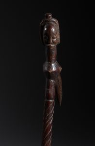 Bwa - Mali/Burkina Faso : Nello stile di Bastone-insegna di rango con figure antropozoomorfe in legno duro a patina marrone  - Asta Asta 444 | AFRICA, OCEANIA E AMERICHE - ARTIGIANATO AFRICANO: VARI COMMITTENTI E SELEZIONE DALLA COLLEZIONE BARTOLOMUCCI Online - Associazione Nazionale - Case d'Asta italiane