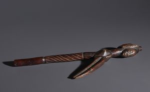 Bwa - Mali/Burkina Faso : Nello stile di Bastone-insegna di rango con figure antropozoomorfe in legno duro a patina marrone  - Asta Asta 444 | AFRICA, OCEANIA E AMERICHE - ARTIGIANATO AFRICANO: VARI COMMITTENTI E SELEZIONE DALLA COLLEZIONE BARTOLOMUCCI Online - Associazione Nazionale - Case d'Asta italiane