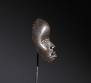 Dan - Costa d'Avorio/Liberia : Nello stile di Piccola maschera antropomorfa in legno a patina scura  - Asta Asta 444 | AFRICA, OCEANIA E AMERICHE - ARTIGIANATO AFRICANO: VARI COMMITTENTI E SELEZIONE DALLA COLLEZIONE BARTOLOMUCCI Online - Associazione Nazionale - Case d'Asta italiane