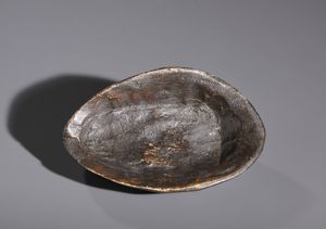 Dan - Costa d'Avorio/Liberia : Nello stile di Piccola maschera antropomorfa in legno a patina scura  - Asta Asta 444 | AFRICA, OCEANIA E AMERICHE - ARTIGIANATO AFRICANO: VARI COMMITTENTI E SELEZIONE DALLA COLLEZIONE BARTOLOMUCCI Online - Associazione Nazionale - Case d'Asta italiane