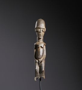 Lobi - Burkina Faso/Costa d'Avorio : Nello stile di Scultura antropomorfa  in legno duro a patina scura  - Asta Asta 444 | AFRICA, OCEANIA E AMERICHE - ARTIGIANATO AFRICANO: VARI COMMITTENTI E SELEZIONE DALLA COLLEZIONE BARTOLOMUCCI Online - Associazione Nazionale - Case d'Asta italiane