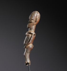 Lobi - Burkina Faso/Costa d'Avorio : Nello stile di Scultura antropomorfa  in legno duro a patina scura  - Asta Asta 444 | AFRICA, OCEANIA E AMERICHE - ARTIGIANATO AFRICANO: VARI COMMITTENTI E SELEZIONE DALLA COLLEZIONE BARTOLOMUCCI Online - Associazione Nazionale - Case d'Asta italiane