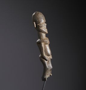 Lobi - Burkina Faso/Costa d'Avorio : Nello stile di Scultura antropomorfa  in legno duro a patina scura  - Asta Asta 444 | AFRICA, OCEANIA E AMERICHE - ARTIGIANATO AFRICANO: VARI COMMITTENTI E SELEZIONE DALLA COLLEZIONE BARTOLOMUCCI Online - Associazione Nazionale - Case d'Asta italiane