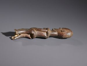 Lobi - Burkina Faso/Costa d'Avorio : Nello stile di Scultura antropomorfa  in legno duro a patina scura  - Asta Asta 444 | AFRICA, OCEANIA E AMERICHE - ARTIGIANATO AFRICANO: VARI COMMITTENTI E SELEZIONE DALLA COLLEZIONE BARTOLOMUCCI Online - Associazione Nazionale - Case d'Asta italiane