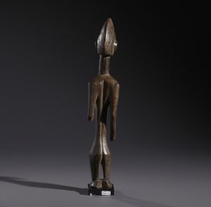 Bambara - Mali : Nello stile diScultura antropomorfa in  legno duro a patina scura difetti ed una mancanza  - Asta Asta 444 | AFRICA, OCEANIA E AMERICHE - ARTIGIANATO AFRICANO: VARI COMMITTENTI E SELEZIONE DALLA COLLEZIONE BARTOLOMUCCI Online - Associazione Nazionale - Case d'Asta italiane