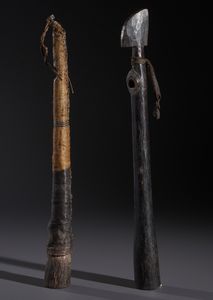 AUTORI VARI : Lotto composto  di due trombe traverse in legno duro a patina scura, fibre e pelle  - Asta Asta 444 | AFRICA, OCEANIA E AMERICHE - ARTIGIANATO AFRICANO: VARI COMMITTENTI E SELEZIONE DALLA COLLEZIONE BARTOLOMUCCI Online - Associazione Nazionale - Case d'Asta italiane
