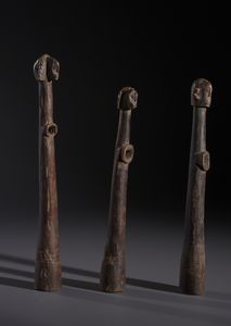 Lobi - Burkina Faso/Costa d'Avorio : Nello stile di Lotto composto da tre trombe traverse in legno duro a patina  scura con testine antropomorfe  - Asta Asta 444 | AFRICA, OCEANIA E AMERICHE - ARTIGIANATO AFRICANO: VARI COMMITTENTI E SELEZIONE DALLA COLLEZIONE BARTOLOMUCCI Online - Associazione Nazionale - Case d'Asta italiane