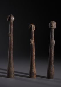 Lobi - Burkina Faso/Costa d'Avorio : Nello stile di Lotto composto da tre trombe traverse in legno duro a patina  scura con testine antropomorfe  - Asta Asta 444 | AFRICA, OCEANIA E AMERICHE - ARTIGIANATO AFRICANO: VARI COMMITTENTI E SELEZIONE DALLA COLLEZIONE BARTOLOMUCCI Online - Associazione Nazionale - Case d'Asta italiane