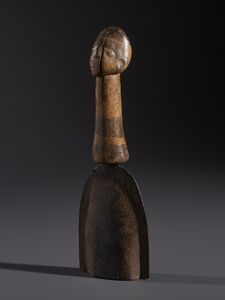 Lobi - Burkina Faso/Costa d'Avorio : Nello stile di Campana in ferro  con impugnatura in legno duro a patina chiara e pigmenti con testina antropomorfa  - Asta Asta 444 | AFRICA, OCEANIA E AMERICHE - ARTIGIANATO AFRICANO: VARI COMMITTENTI E SELEZIONE DALLA COLLEZIONE BARTOLOMUCCI Online - Associazione Nazionale - Case d'Asta italiane