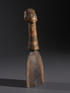 Lobi - Burkina Faso/Costa d'Avorio : Nello stile di Campana in ferro  con impugnatura in legno duro a patina chiara e pigmenti con testina antropomorfa  - Asta Asta 444 | AFRICA, OCEANIA E AMERICHE - ARTIGIANATO AFRICANO: VARI COMMITTENTI E SELEZIONE DALLA COLLEZIONE BARTOLOMUCCI Online - Associazione Nazionale - Case d'Asta italiane