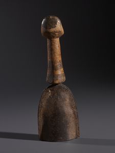 Lobi - Burkina Faso/Costa d'Avorio : Nello stile di Campana in ferro  con impugnatura in legno duro a patina chiara e pigmenti con testina antropomorfa  - Asta Asta 444 | AFRICA, OCEANIA E AMERICHE - ARTIGIANATO AFRICANO: VARI COMMITTENTI E SELEZIONE DALLA COLLEZIONE BARTOLOMUCCI Online - Associazione Nazionale - Case d'Asta italiane
