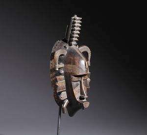 Senufo - Costa d'Avorio/Mali/Burkina Faso : Nello stile di Maschera antropozoomorfa in legno duro a patina scura  - Asta Asta 444 | AFRICA, OCEANIA E AMERICHE - ARTIGIANATO AFRICANO: VARI COMMITTENTI E SELEZIONE DALLA COLLEZIONE BARTOLOMUCCI Online - Associazione Nazionale - Case d'Asta italiane