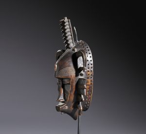 Senufo - Costa d'Avorio/Mali/Burkina Faso : Nello stile di Maschera antropozoomorfa in legno duro a patina scura  - Asta Asta 444 | AFRICA, OCEANIA E AMERICHE - ARTIGIANATO AFRICANO: VARI COMMITTENTI E SELEZIONE DALLA COLLEZIONE BARTOLOMUCCI Online - Associazione Nazionale - Case d'Asta italiane
