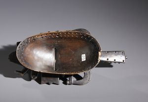 Senufo - Costa d'Avorio/Mali/Burkina Faso : Nello stile di Maschera antropozoomorfa in legno duro a patina scura  - Asta Asta 444 | AFRICA, OCEANIA E AMERICHE - ARTIGIANATO AFRICANO: VARI COMMITTENTI E SELEZIONE DALLA COLLEZIONE BARTOLOMUCCI Online - Associazione Nazionale - Case d'Asta italiane
