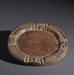 Yoruba -Nigeria : Nello stile di Piatto divinatorio in legno duro a patina marrone decorato  con quattro volti antropomorfi e figure geometriche  - Asta Asta 444 | AFRICA, OCEANIA E AMERICHE - ARTIGIANATO AFRICANO: VARI COMMITTENTI E SELEZIONE DALLA COLLEZIONE BARTOLOMUCCI Online - Associazione Nazionale - Case d'Asta italiane