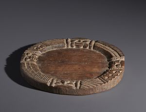 Yoruba -Nigeria : Nello stile di Piatto divinatorio in legno duro a patina marrone decorato  con quattro volti antropomorfi e figure geometriche  - Asta Asta 444 | AFRICA, OCEANIA E AMERICHE - ARTIGIANATO AFRICANO: VARI COMMITTENTI E SELEZIONE DALLA COLLEZIONE BARTOLOMUCCI Online - Associazione Nazionale - Case d'Asta italiane
