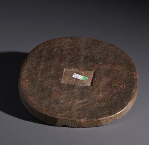 Yoruba -Nigeria : Nello stile di Piatto divinatorio in legno duro a patina marrone decorato  con quattro volti antropomorfi e figure geometriche  - Asta Asta 444 | AFRICA, OCEANIA E AMERICHE - ARTIGIANATO AFRICANO: VARI COMMITTENTI E SELEZIONE DALLA COLLEZIONE BARTOLOMUCCI Online - Associazione Nazionale - Case d'Asta italiane