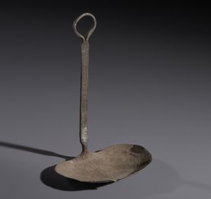 Tuareg - Sahara : Nello stile di Lampada in ferro per illuminazione ad olio  - Asta Asta 444 | AFRICA, OCEANIA E AMERICHE - ARTIGIANATO AFRICANO: VARI COMMITTENTI E SELEZIONE DALLA COLLEZIONE BARTOLOMUCCI Online - Associazione Nazionale - Case d'Asta italiane