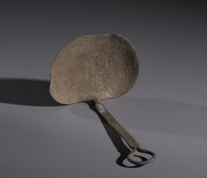 Tuareg - Sahara : Nello stile di Lampada in ferro per illuminazione ad olio  - Asta Asta 444 | AFRICA, OCEANIA E AMERICHE - ARTIGIANATO AFRICANO: VARI COMMITTENTI E SELEZIONE DALLA COLLEZIONE BARTOLOMUCCI Online - Associazione Nazionale - Case d'Asta italiane