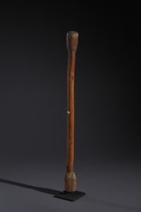 Senufo - Costa d'Avorio/Mali/Burkina Faso : Nello stile di  Grande pestello in legno duro a patina naturale  - Asta Asta 444 | AFRICA, OCEANIA E AMERICHE - ARTIGIANATO AFRICANO: VARI COMMITTENTI E SELEZIONE DALLA COLLEZIONE BARTOLOMUCCI Online - Associazione Nazionale - Case d'Asta italiane