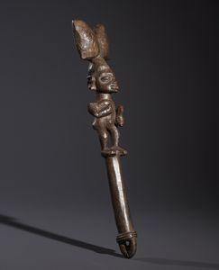 Yoruba -Nigeria : Nello stile di Insegna cerimoniale  Shango in legno duro a patina marrone con rappresentazione di figura antropomorfa  - Asta Asta 444 | AFRICA, OCEANIA E AMERICHE - ARTIGIANATO AFRICANO: VARI COMMITTENTI E SELEZIONE DALLA COLLEZIONE BARTOLOMUCCI Online - Associazione Nazionale - Case d'Asta italiane