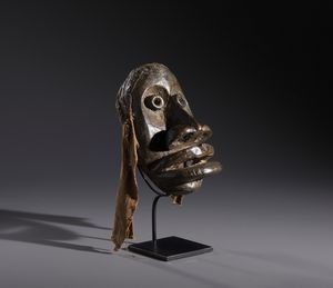 Dan - Costa d'Avorio/Liberia : Nello stile di Maschera antropomorfa  in legno a patina marrone e fibre  - Asta Asta 444 | AFRICA, OCEANIA E AMERICHE - ARTIGIANATO AFRICANO: VARI COMMITTENTI E SELEZIONE DALLA COLLEZIONE BARTOLOMUCCI Online - Associazione Nazionale - Case d'Asta italiane