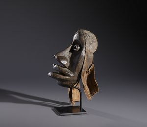Dan - Costa d'Avorio/Liberia : Nello stile di Maschera antropomorfa  in legno a patina marrone e fibre  - Asta Asta 444 | AFRICA, OCEANIA E AMERICHE - ARTIGIANATO AFRICANO: VARI COMMITTENTI E SELEZIONE DALLA COLLEZIONE BARTOLOMUCCI Online - Associazione Nazionale - Case d'Asta italiane
