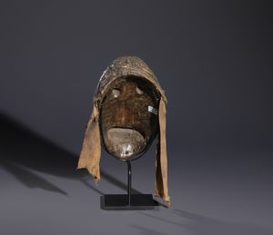 Dan - Costa d'Avorio/Liberia : Nello stile di Maschera antropomorfa  in legno a patina marrone e fibre  - Asta Asta 444 | AFRICA, OCEANIA E AMERICHE - ARTIGIANATO AFRICANO: VARI COMMITTENTI E SELEZIONE DALLA COLLEZIONE BARTOLOMUCCI Online - Associazione Nazionale - Case d'Asta italiane