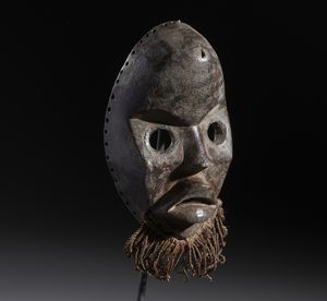 Dan - Costa d'Avorio/Liberia : Nello stile di Maschera antropomorfa in legno duro a patina scura, metallo e fibre  - Asta Asta 444 | AFRICA, OCEANIA E AMERICHE - ARTIGIANATO AFRICANO: VARI COMMITTENTI E SELEZIONE DALLA COLLEZIONE BARTOLOMUCCI Online - Associazione Nazionale - Case d'Asta italiane