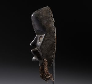 Dan - Costa d'Avorio/Liberia : Nello stile di Maschera antropomorfa in legno duro a patina scura, metallo e fibre  - Asta Asta 444 | AFRICA, OCEANIA E AMERICHE - ARTIGIANATO AFRICANO: VARI COMMITTENTI E SELEZIONE DALLA COLLEZIONE BARTOLOMUCCI Online - Associazione Nazionale - Case d'Asta italiane