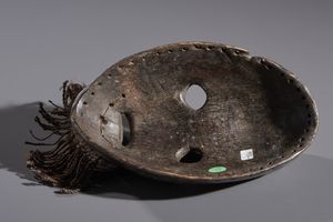 Dan - Costa d'Avorio/Liberia : Nello stile di Maschera antropomorfa in legno duro a patina scura, metallo e fibre  - Asta Asta 444 | AFRICA, OCEANIA E AMERICHE - ARTIGIANATO AFRICANO: VARI COMMITTENTI E SELEZIONE DALLA COLLEZIONE BARTOLOMUCCI Online - Associazione Nazionale - Case d'Asta italiane