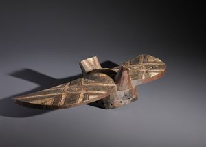 Bwa - Mali/Burkina Faso : Nello stile di Maschera a casco a forma di uccello o farfalla in legno e pigmenti  - Asta Asta 444 | AFRICA, OCEANIA E AMERICHE - ARTIGIANATO AFRICANO: VARI COMMITTENTI E SELEZIONE DALLA COLLEZIONE BARTOLOMUCCI Online - Associazione Nazionale - Case d'Asta italiane