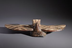 Bwa - Mali/Burkina Faso : Nello stile di Maschera a casco a forma di uccello o farfalla in legno e pigmenti  - Asta Asta 444 | AFRICA, OCEANIA E AMERICHE - ARTIGIANATO AFRICANO: VARI COMMITTENTI E SELEZIONE DALLA COLLEZIONE BARTOLOMUCCI Online - Associazione Nazionale - Case d'Asta italiane
