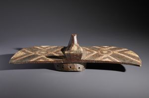 Bwa - Mali/Burkina Faso : Nello stile di Maschera a casco a forma di uccello o farfalla in legno e pigmenti  - Asta Asta 444 | AFRICA, OCEANIA E AMERICHE - ARTIGIANATO AFRICANO: VARI COMMITTENTI E SELEZIONE DALLA COLLEZIONE BARTOLOMUCCI Online - Associazione Nazionale - Case d'Asta italiane