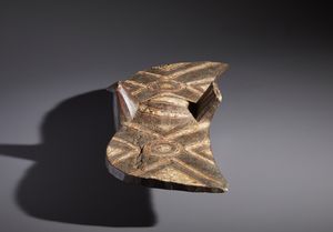 Bwa - Mali/Burkina Faso : Nello stile di Maschera a casco a forma di uccello o farfalla in legno e pigmenti  - Asta Asta 444 | AFRICA, OCEANIA E AMERICHE - ARTIGIANATO AFRICANO: VARI COMMITTENTI E SELEZIONE DALLA COLLEZIONE BARTOLOMUCCI Online - Associazione Nazionale - Case d'Asta italiane