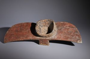 Bwa - Mali/Burkina Faso : Nello stile di Maschera a casco a forma di uccello o farfalla in legno e pigmenti  - Asta Asta 444 | AFRICA, OCEANIA E AMERICHE - ARTIGIANATO AFRICANO: VARI COMMITTENTI E SELEZIONE DALLA COLLEZIONE BARTOLOMUCCI Online - Associazione Nazionale - Case d'Asta italiane