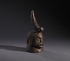 Yoruba -Nigeria : Nello stile di Maschera a casco antropomorfa in legno duro a patina scura e crostosa  - Asta Asta 444 | AFRICA, OCEANIA E AMERICHE - ARTIGIANATO AFRICANO: VARI COMMITTENTI E SELEZIONE DALLA COLLEZIONE BARTOLOMUCCI Online - Associazione Nazionale - Case d'Asta italiane