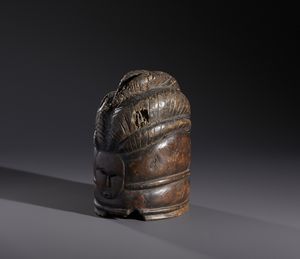 Mende - Sierra Leone : Nello stile di Maschera a casco in legno duro a patina marronecon difetti e mancanze  - Asta Asta 444 | AFRICA, OCEANIA E AMERICHE - ARTIGIANATO AFRICANO: VARI COMMITTENTI E SELEZIONE DALLA COLLEZIONE BARTOLOMUCCI Online - Associazione Nazionale - Case d'Asta italiane