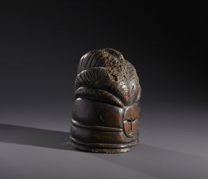 Mende - Sierra Leone : Nello stile di Maschera a casco in legno duro a patina marronecon difetti e mancanze  - Asta Asta 444 | AFRICA, OCEANIA E AMERICHE - ARTIGIANATO AFRICANO: VARI COMMITTENTI E SELEZIONE DALLA COLLEZIONE BARTOLOMUCCI Online - Associazione Nazionale - Case d'Asta italiane