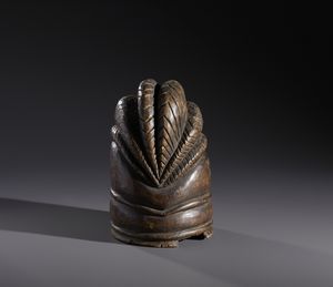 Mende - Sierra Leone : Nello stile di Maschera a casco in legno duro a patina marronecon difetti e mancanze  - Asta Asta 444 | AFRICA, OCEANIA E AMERICHE - ARTIGIANATO AFRICANO: VARI COMMITTENTI E SELEZIONE DALLA COLLEZIONE BARTOLOMUCCI Online - Associazione Nazionale - Case d'Asta italiane