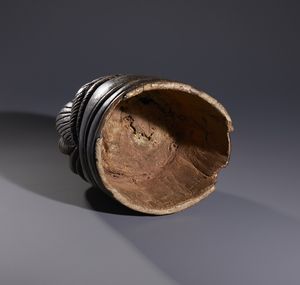 Mende - Sierra Leone : Nello stile di Maschera a casco in legno duro a patina marronecon difetti e mancanze  - Asta Asta 444 | AFRICA, OCEANIA E AMERICHE - ARTIGIANATO AFRICANO: VARI COMMITTENTI E SELEZIONE DALLA COLLEZIONE BARTOLOMUCCI Online - Associazione Nazionale - Case d'Asta italiane