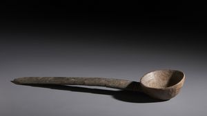 Yoruba -Nigeria : Nello stile di Cucchiaio  in legno duro a patina scura  - Asta Asta 444 | AFRICA, OCEANIA E AMERICHE - ARTIGIANATO AFRICANO: VARI COMMITTENTI E SELEZIONE DALLA COLLEZIONE BARTOLOMUCCI Online - Associazione Nazionale - Case d'Asta italiane
